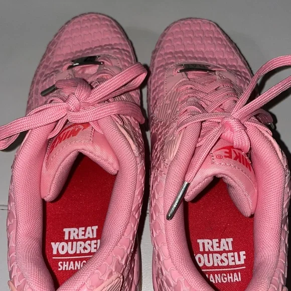 Nike AIR MAX 90 Shanghai Space Pink
TREAT YOURSELF Must Win Cake sneaker Barbie - Picture 6 of 12